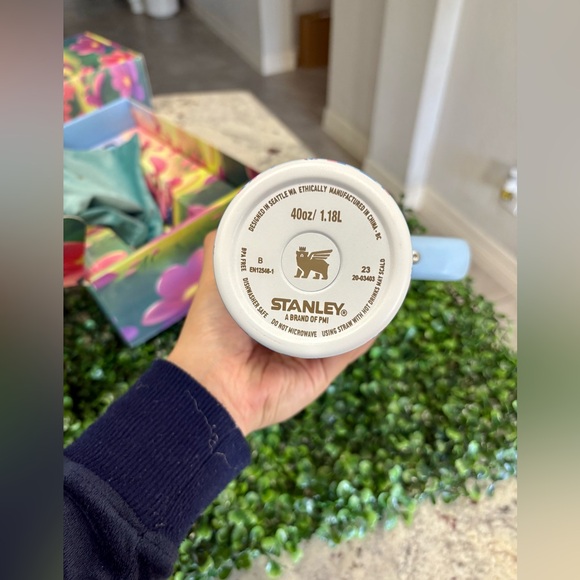 Stanley cute stitch 40 oz - Picture 4 of 5